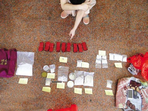 辦案民警繳獲的毒品。